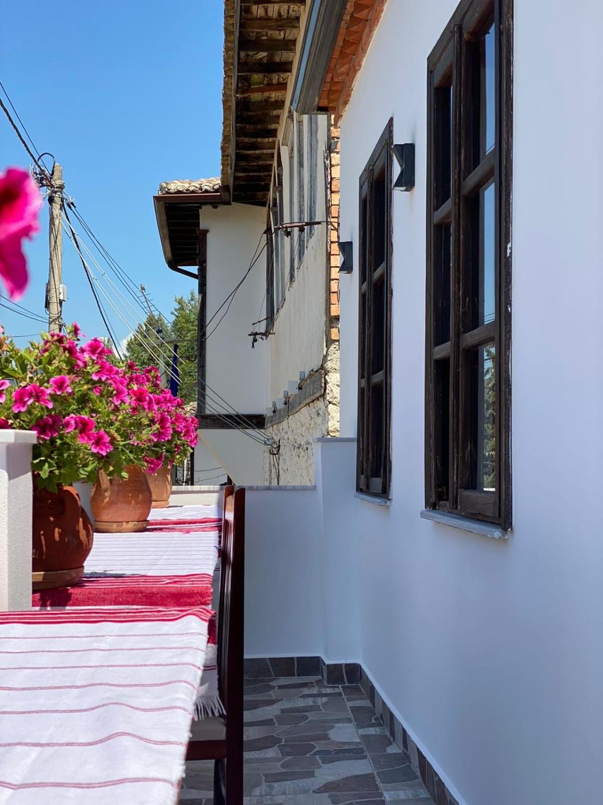 Oda E Skulptorit-Unesco Quarter Berat Luaran gambar