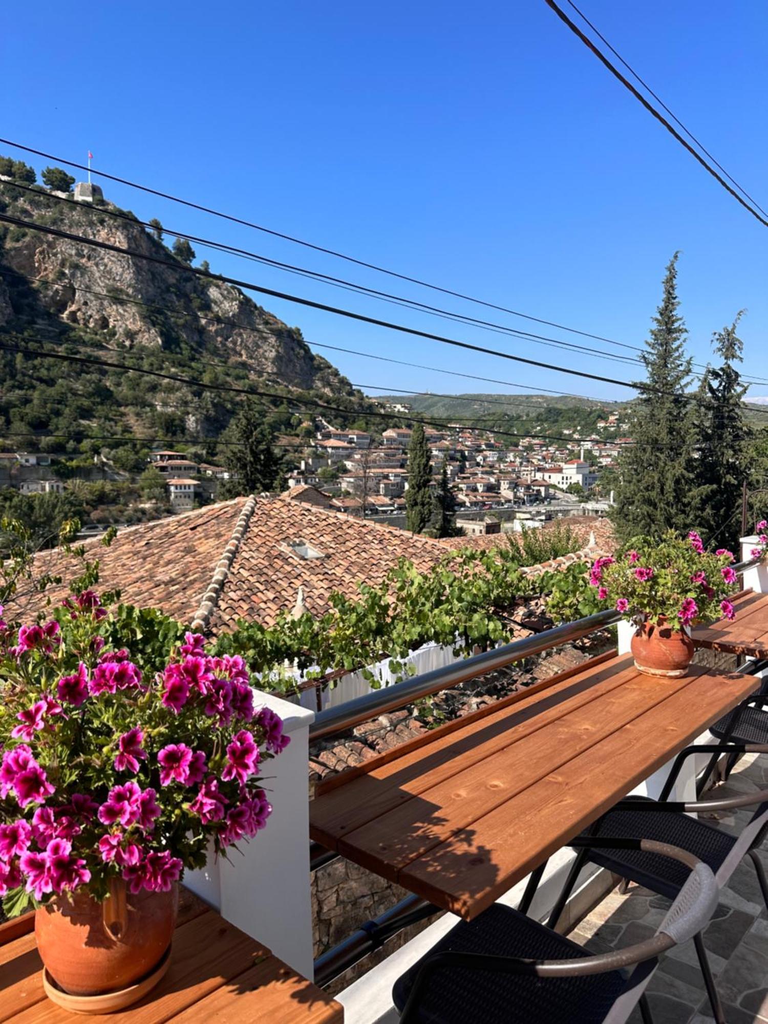 Oda E Skulptorit-Unesco Quarter Berat Luaran gambar