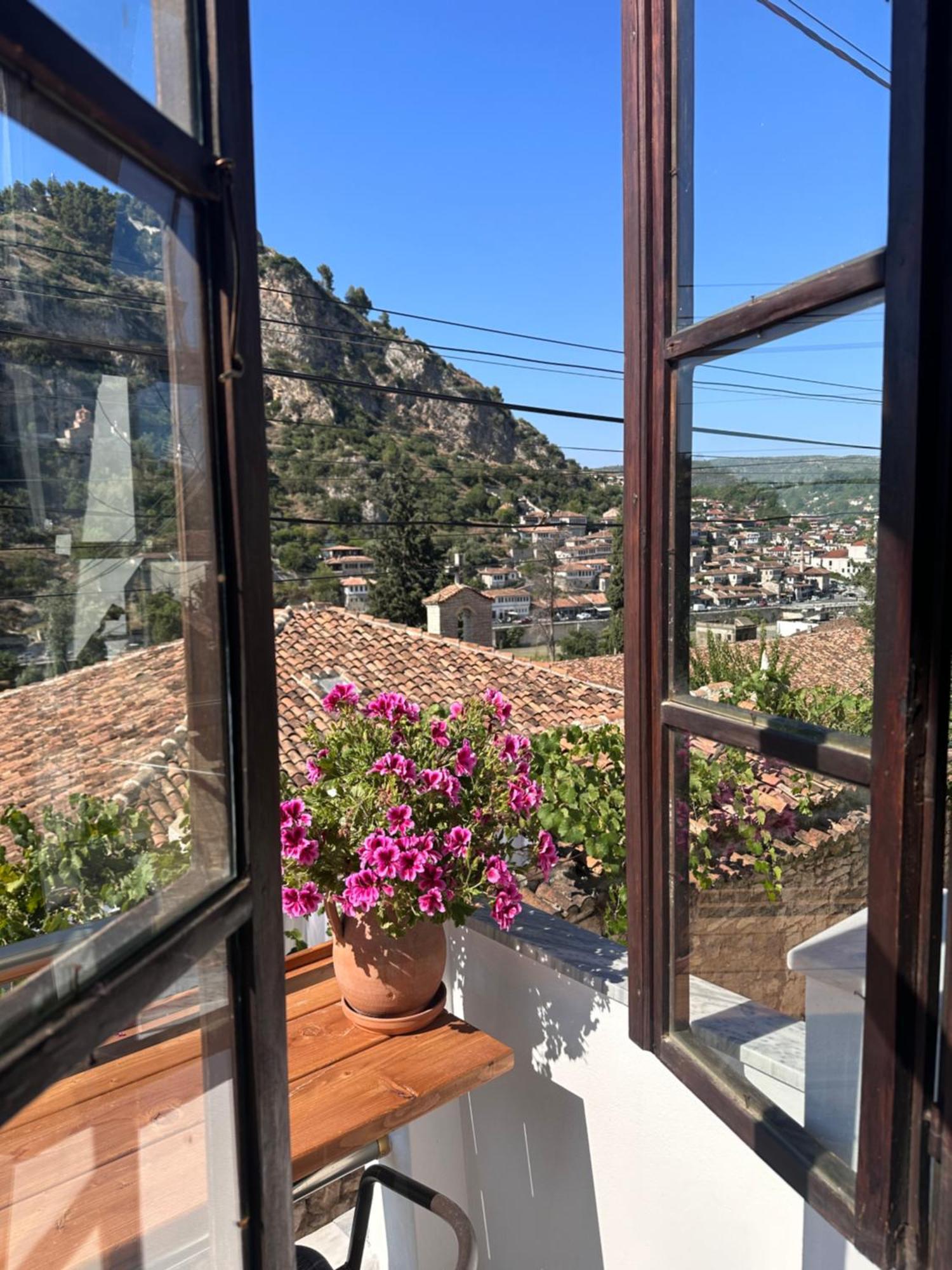 Oda E Skulptorit-Unesco Quarter Berat Luaran gambar