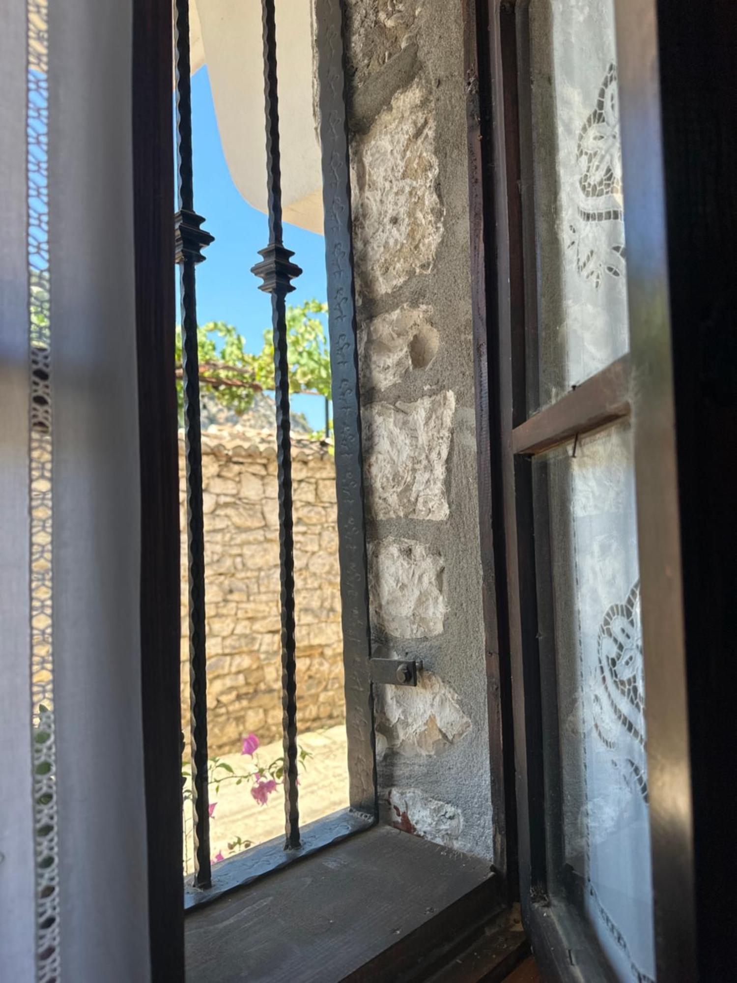 Oda E Skulptorit-Unesco Quarter Berat Luaran gambar