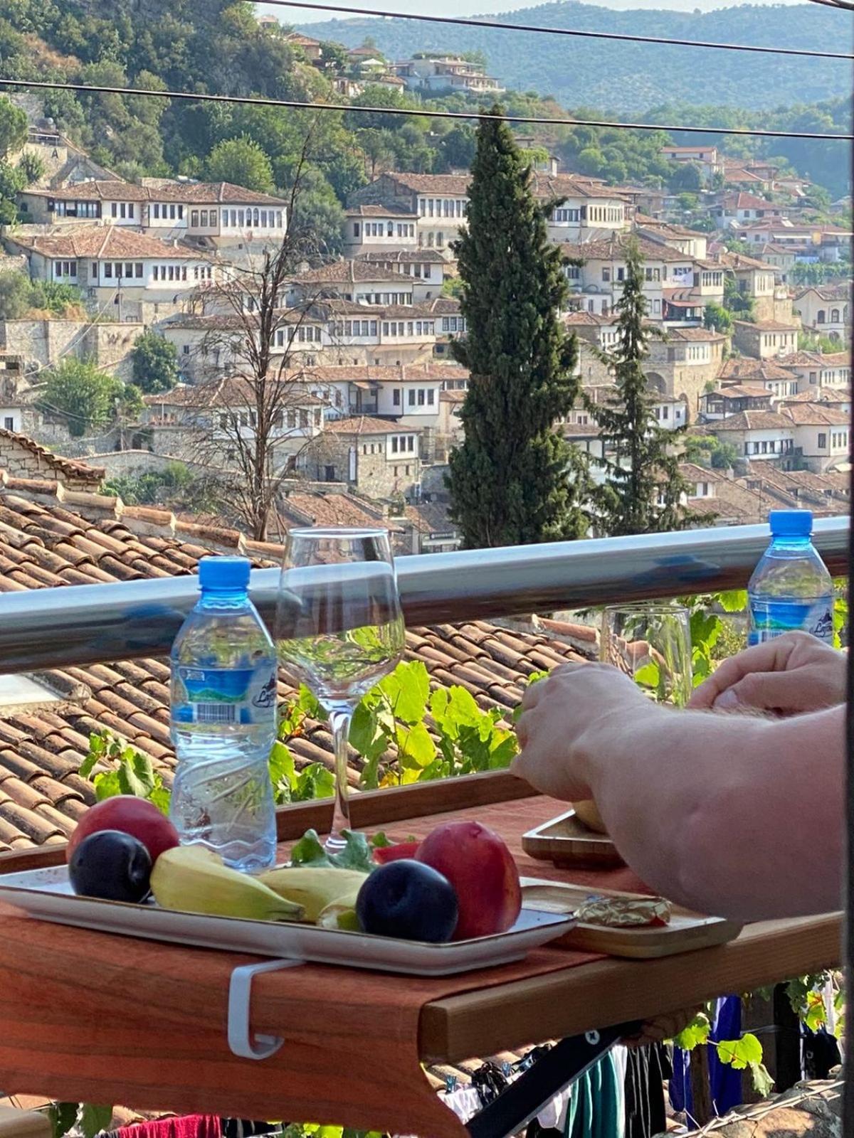 Oda E Skulptorit-Unesco Quarter Berat Luaran gambar