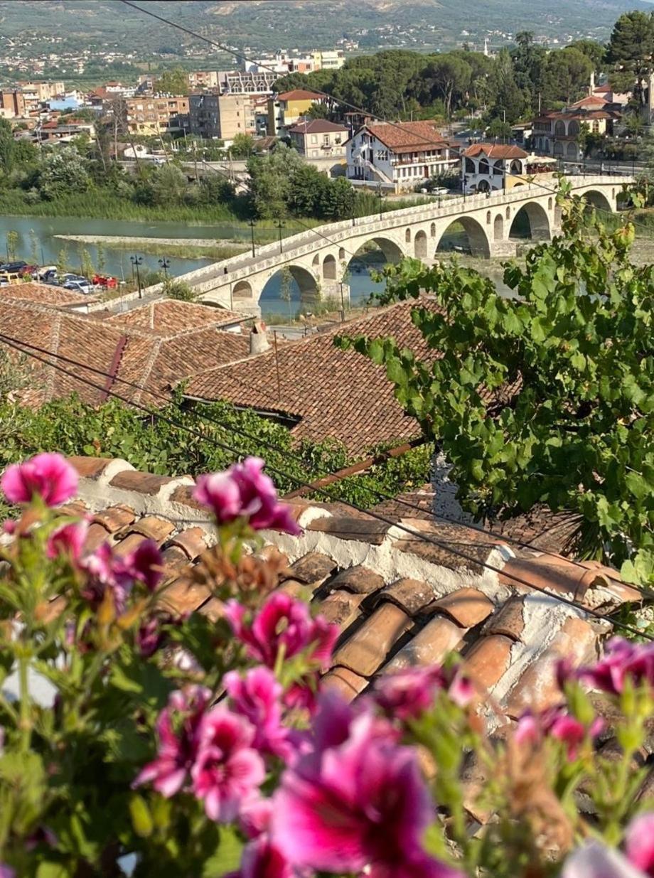 Oda E Skulptorit-Unesco Quarter Berat Luaran gambar