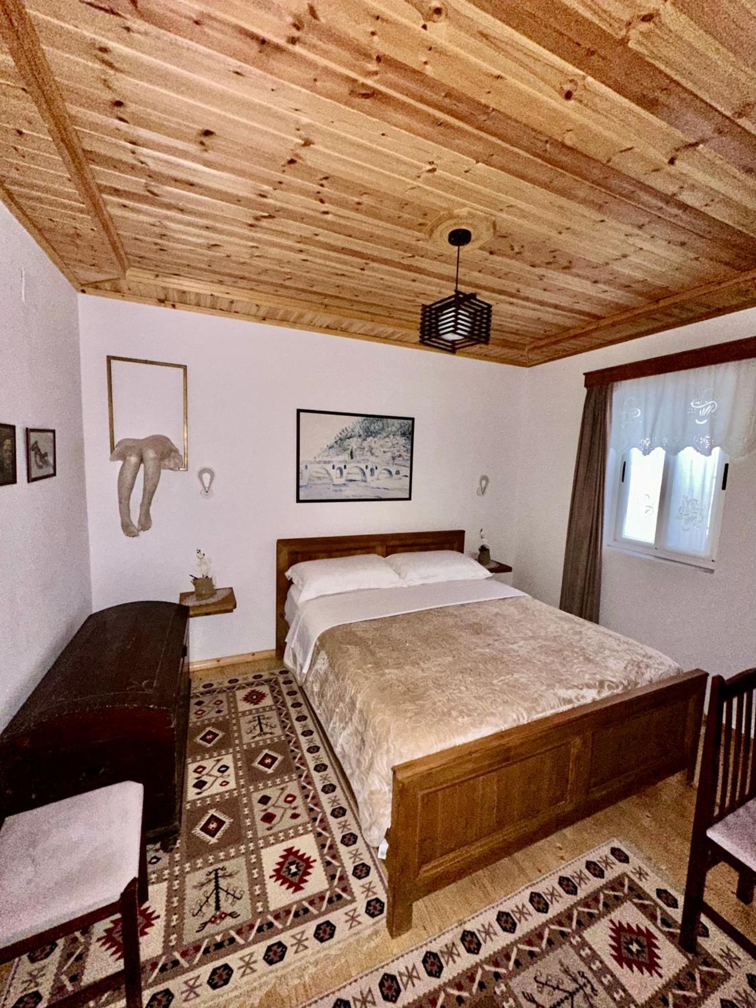 Oda E Skulptorit-Unesco Quarter Berat Luaran gambar