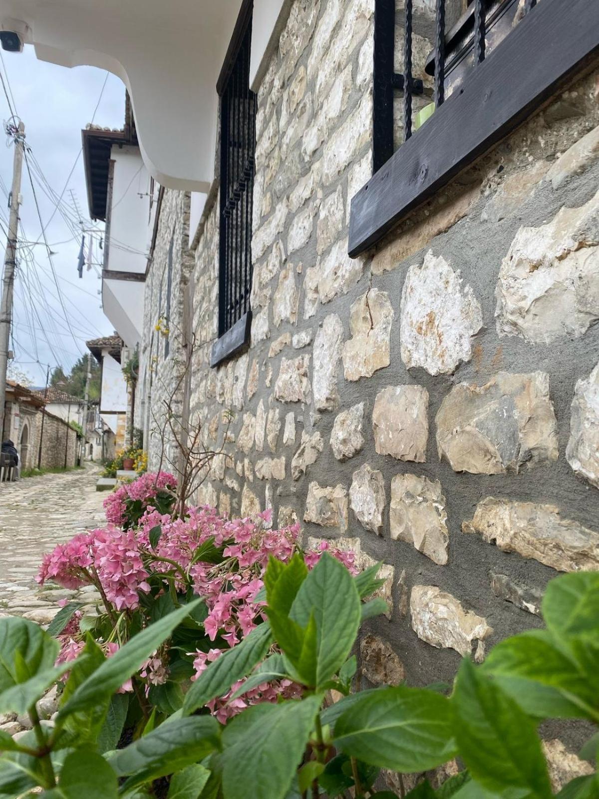 Oda E Skulptorit-Unesco Quarter Berat Luaran gambar