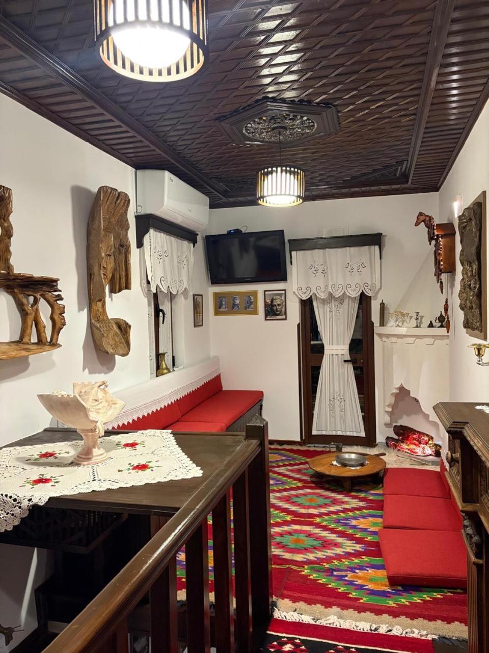 Oda E Skulptorit-Unesco Quarter Berat Luaran gambar