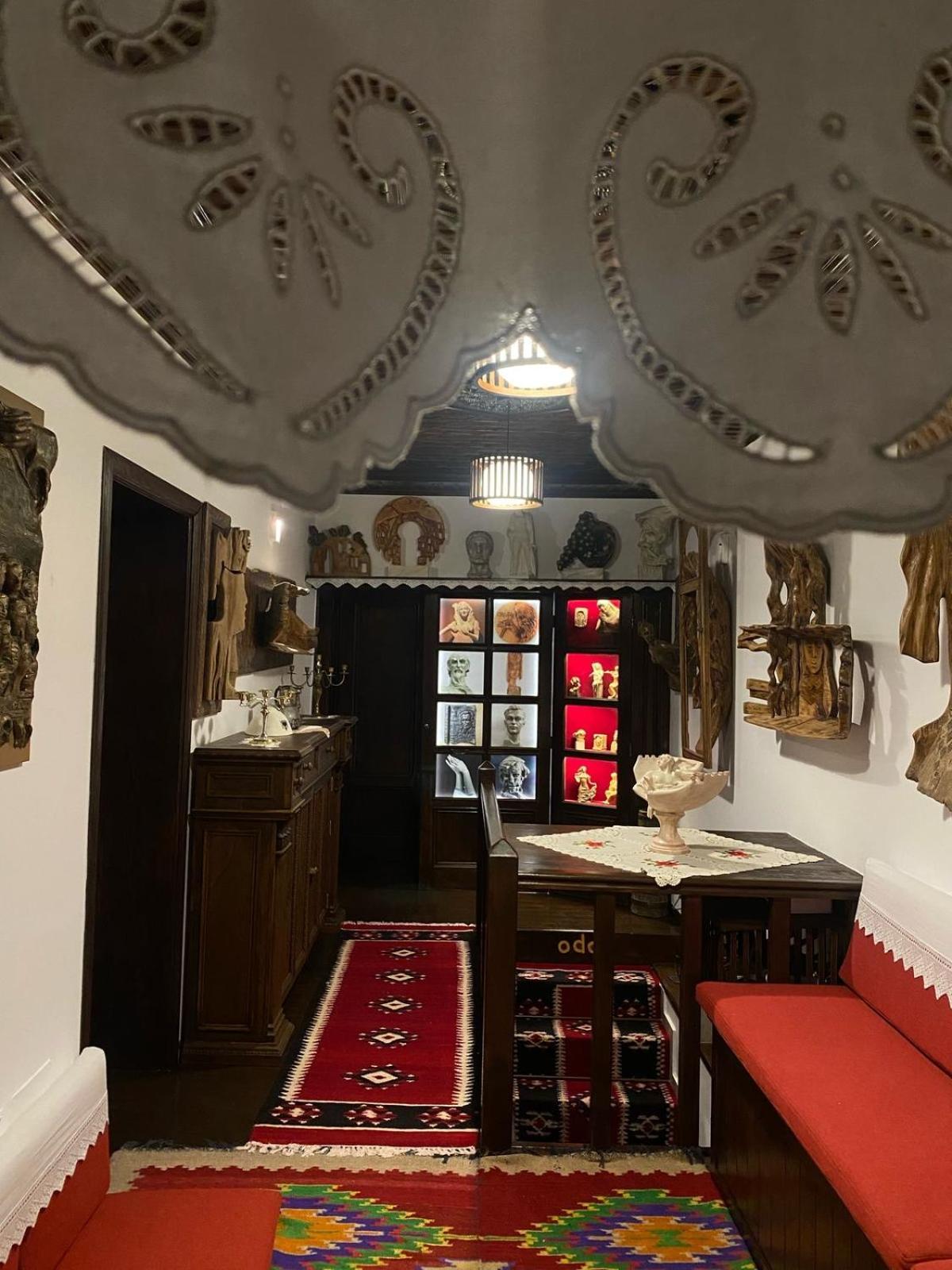 Oda E Skulptorit-Unesco Quarter Berat Luaran gambar
