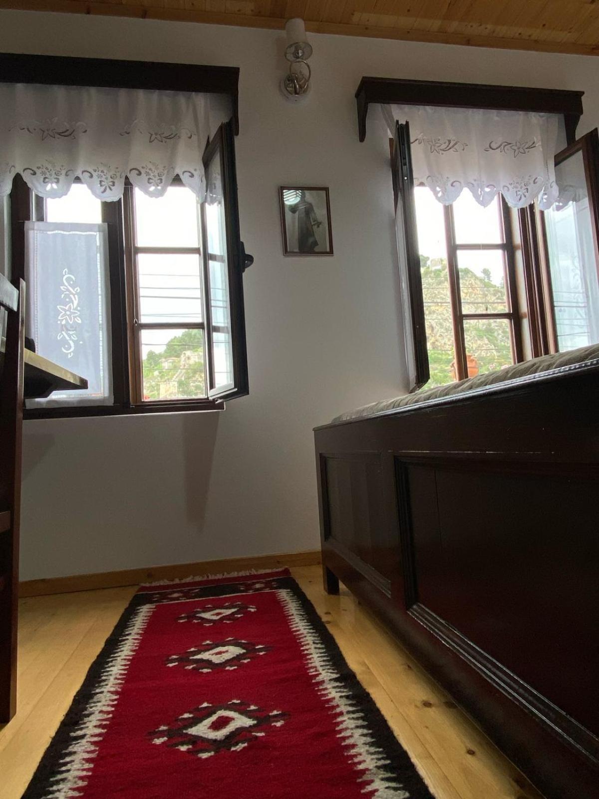 Oda E Skulptorit-Unesco Quarter Berat Luaran gambar