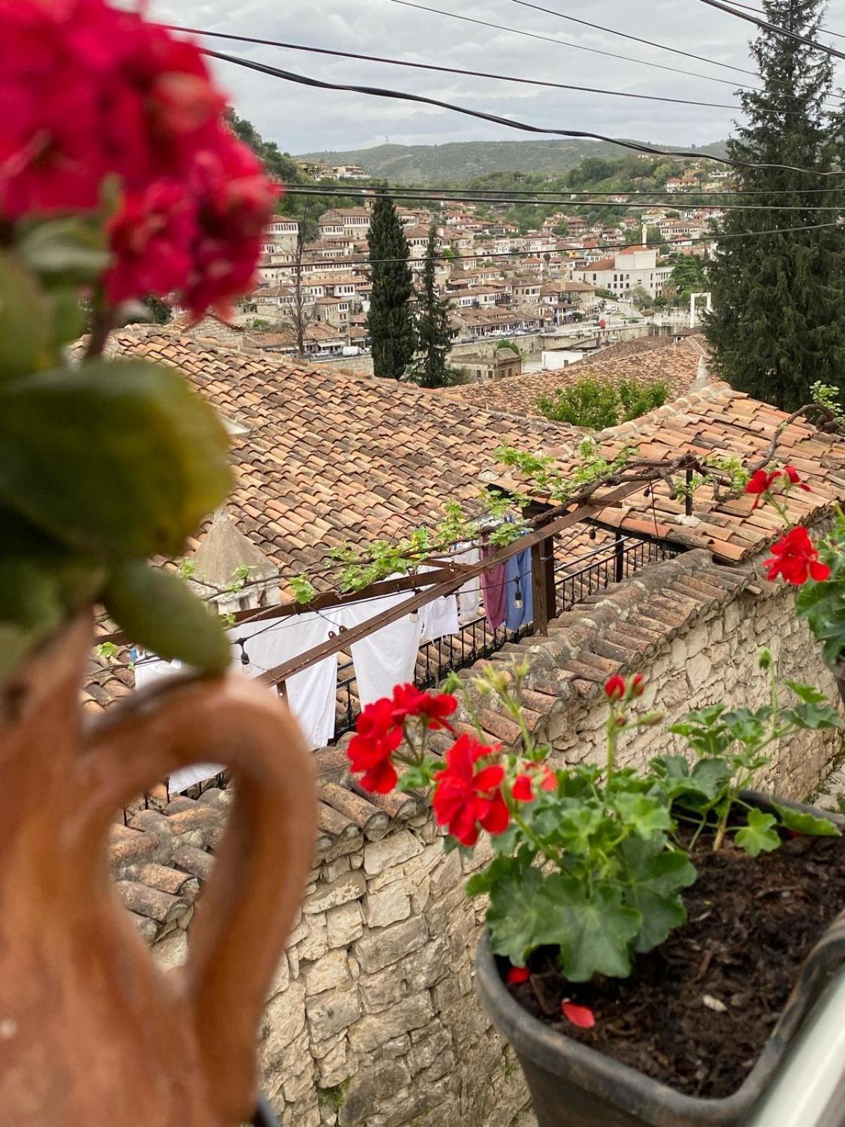 Oda E Skulptorit-Unesco Quarter Berat Luaran gambar