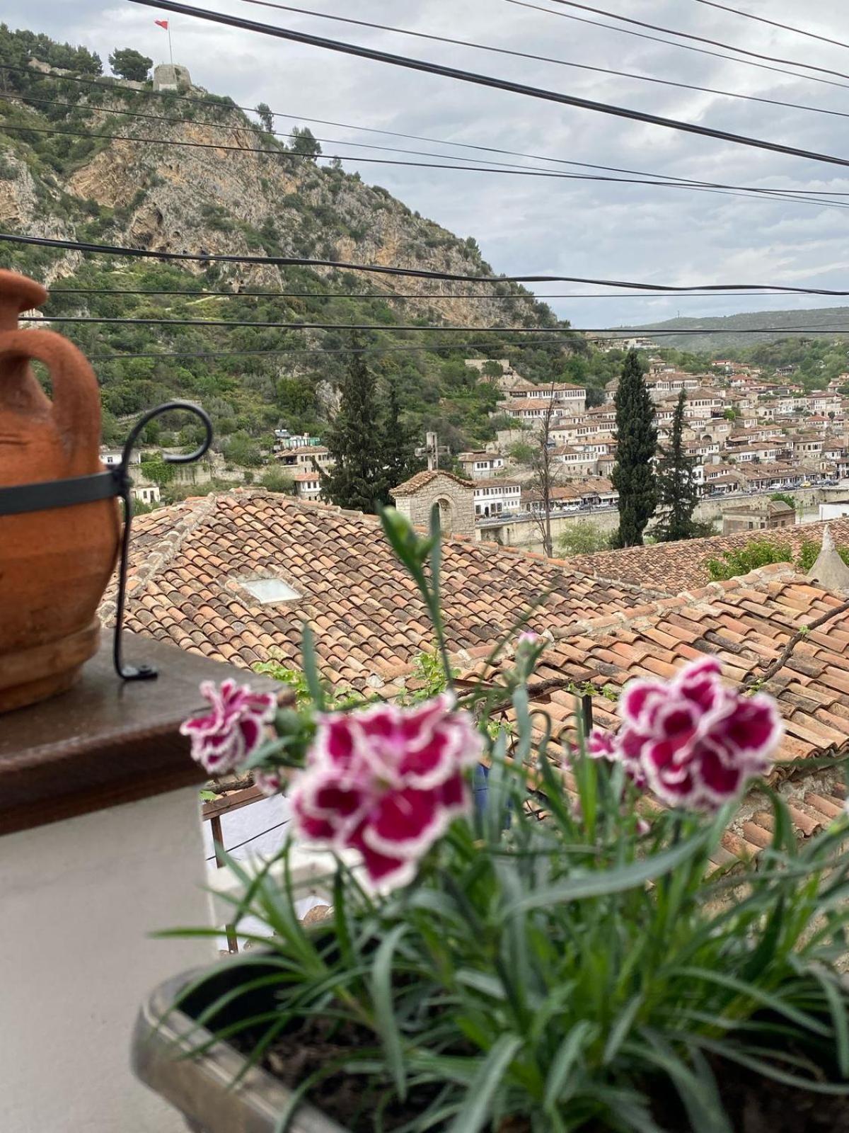 Oda E Skulptorit-Unesco Quarter Berat Luaran gambar
