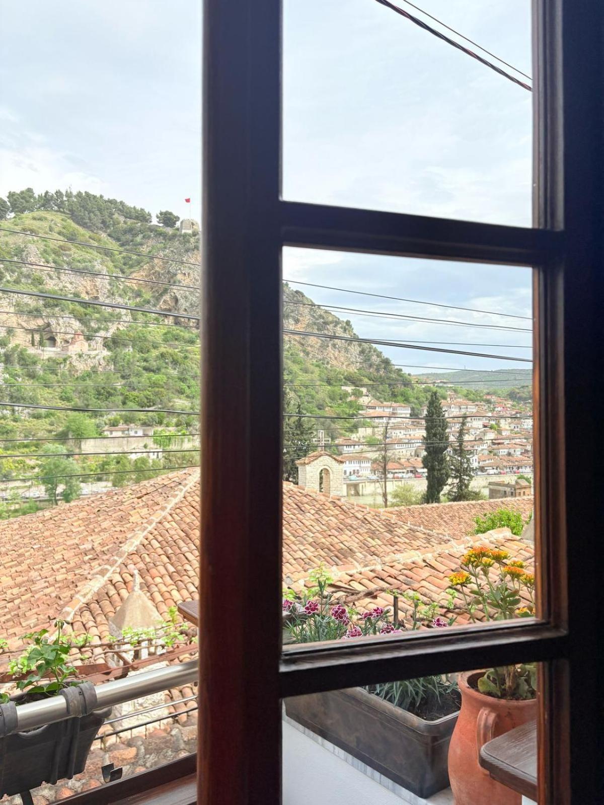Oda E Skulptorit-Unesco Quarter Berat Luaran gambar