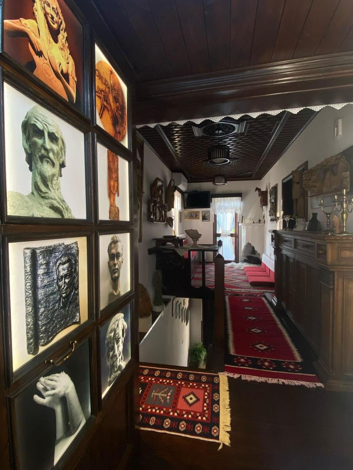 Oda E Skulptorit-Unesco Quarter Berat Luaran gambar